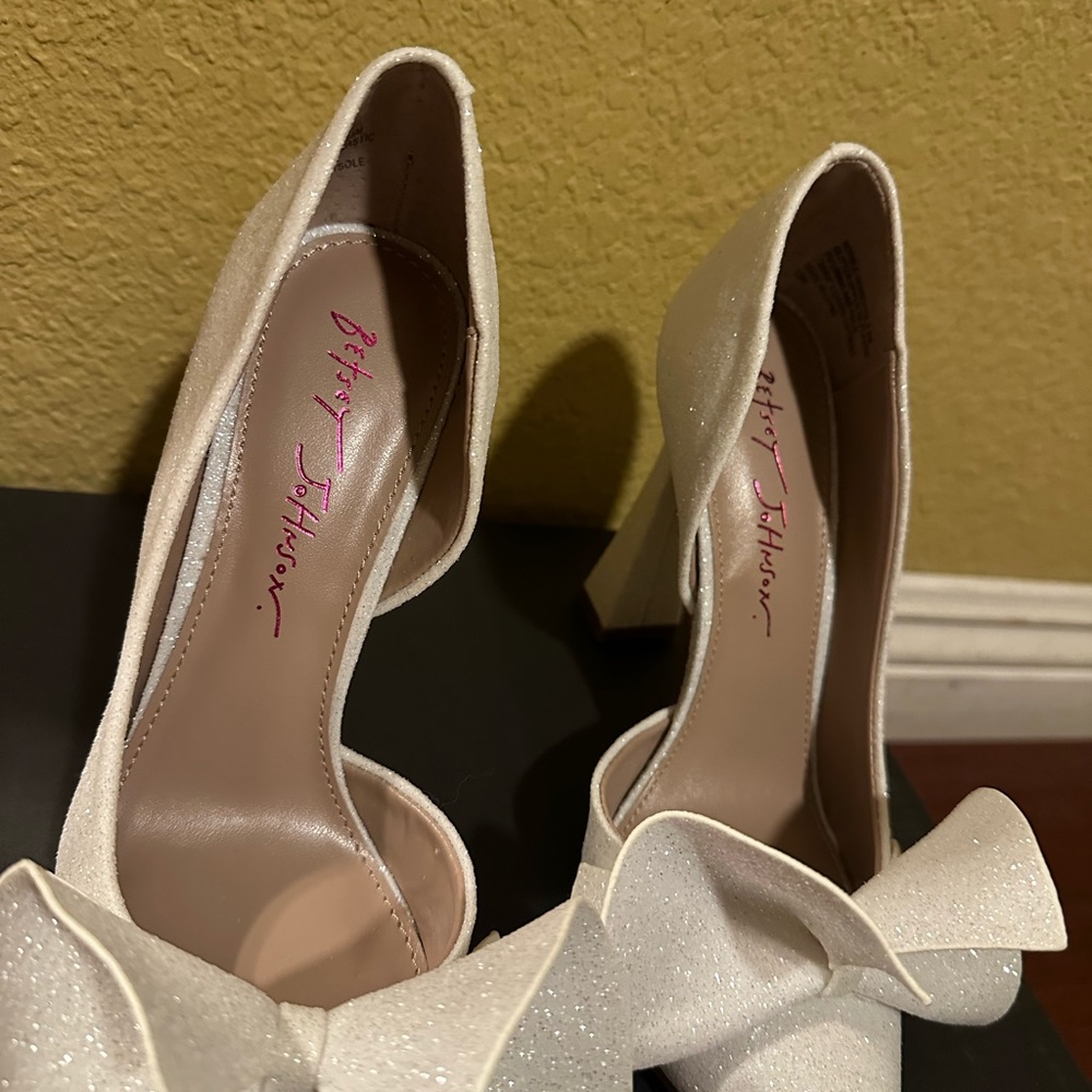Betsey Johnson Ivory Glitter Pointed-Toe Bow Heels NWT - Picture 4 of 11